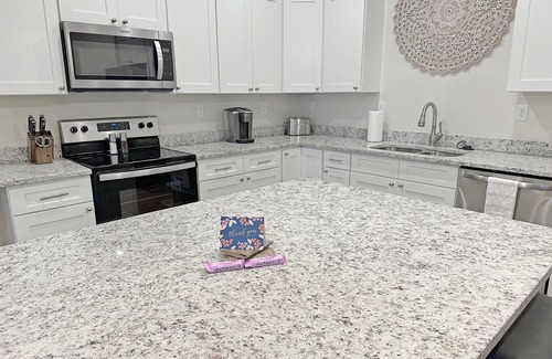 Loudon Casa | Historic Freshly Renovated 8-Bedroom Townhome - Downtown Loudon