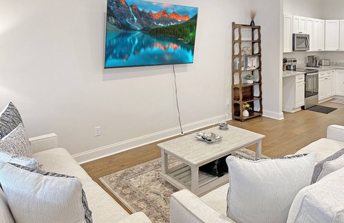 Loudon Casa | Historic Freshly Renovated 8-Bedroom Townhome - Downtown Loudon