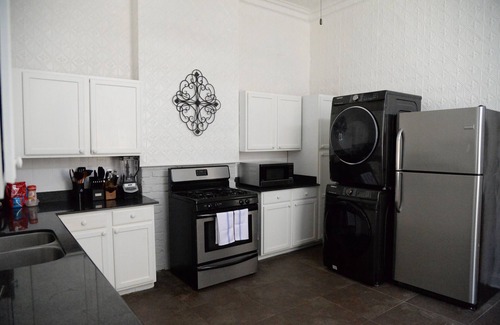 Mid-City Casa | Historic Gem w/ Jacuzzi / Prime Streetcar Spot