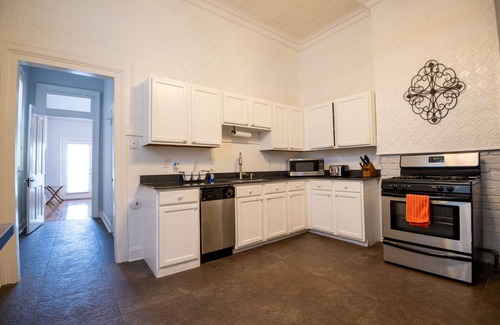 Mid-City Casa | Historic Gem w/ Jacuzzi / Prime Streetcar Spot