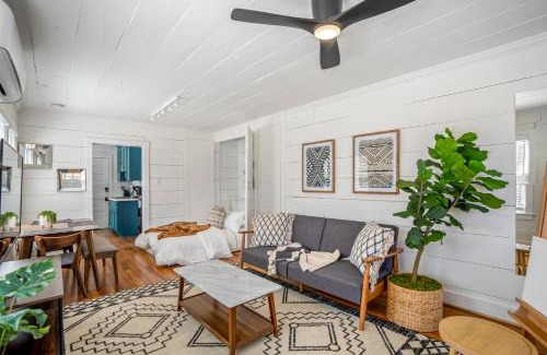Greater Heights Apartamento | Historic Heights Artist Boho Bungalow