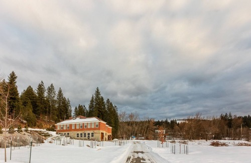 Kingston Casa | Historic High School - Stays and events close to skiing, golf, fishing, hunting!