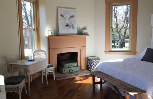 Fairborn Casa | Historic home (circa 1834) on 18 acre country setting with 2 story balcony