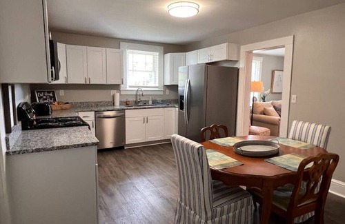 Greer Apartamento | Historic Home in Downtown Greer Shop,Eat & Sleep