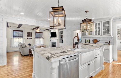 Emerald Isle Casa | Historic home in seaside village of Swansboro w/ private beach parking