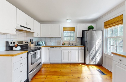 Warren Casa | Historic Home w/ Gas Fireplace, Fast WiFi, & Private W/D - Snowbird-Friendly