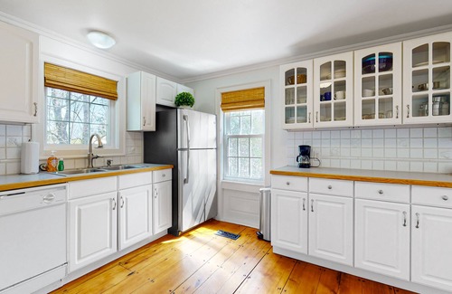 Warren Casa | Historic Home w/ Gas Fireplace, Fast WiFi, & Private W/D - Snowbird-Friendly