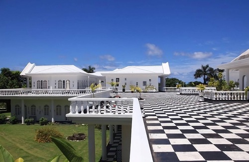 Port Antonio Apartamento | Historic Hotel w/ Overlooking views of the Caribbean Sea and the Blue Mountains!