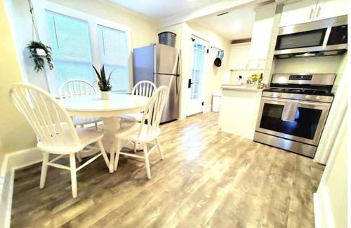 Historic Kenwood Casa | HISTORIC KENWOOD Beachy Bungalow King 2 bdr