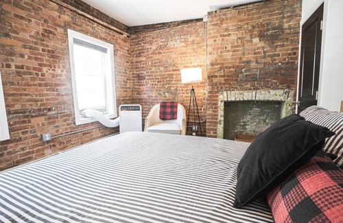 Kingston Casa | Histórico Kingston 1800s Waterfront Townhouse - / Backyard / BKLYN Loft / Modern
