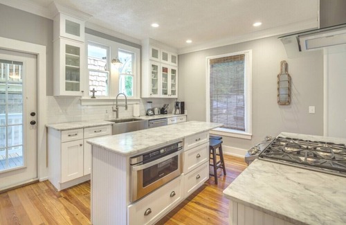 Downtown Historic District Casa | 💲Historic Lady💲2 Block Stroll to DT- 3Mi to Beach - Optional Guesthouse
