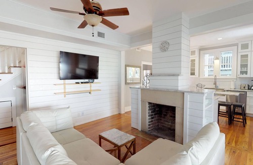 Downtown Historic District Casa | 💲Historic Lady💲2 Block Stroll to DT- 3Mi to Beach - Optional Guesthouse