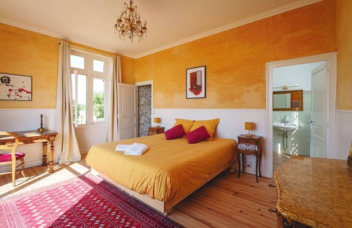 Chenehutte-Treves-Cunault Otro | Historic Loire castle with stunning views & pure nature
