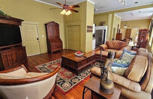 Mayhew Casa | Historic Loft Downtown Walk to the Best Shops