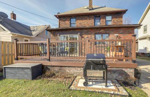 Lorain Casa | Historic Lorain Home Walk to Lake Erie!