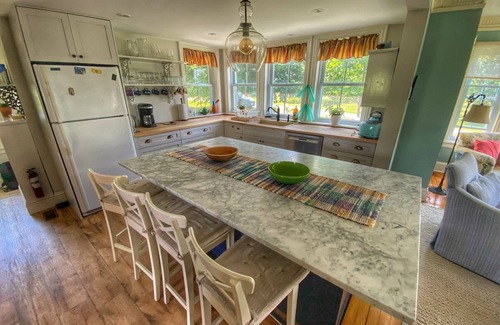 Cressy Otro | Historic Loyalist Lakehouse Quiet Waterfront Escape 3.5 Acres & 300’ Shore!