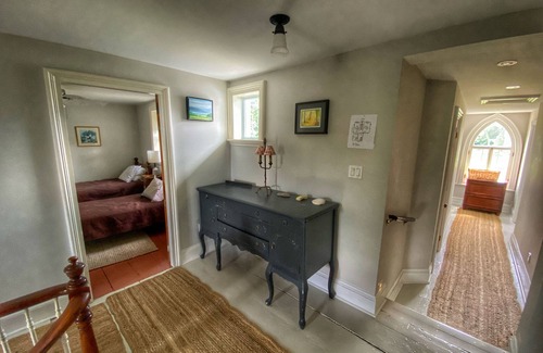 Cressy Otro | Historic Loyalist Lakehouse Quiet Waterfront Escape 3.5 Acres & 300’ Shore!