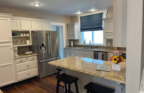 Madison Casa | Historic Madison Retreat – New Furnishings, Walk to Shops & Riverfront