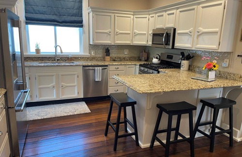Madison Casa | Historic Madison Retreat – New Furnishings, Walk to Shops & Riverfront