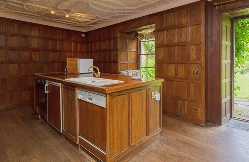 Whalton Casa | Casa señorial histórica con mesa de billar de tamaño completo rodeada de jardines maduros.