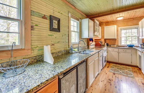 Elizabeth City Casa | Historic Manor w/ Screened Porch in Elizabeth City