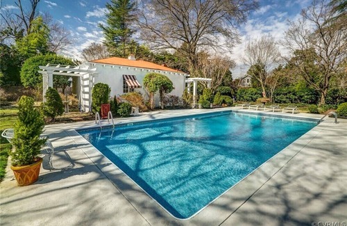 Richmond Casa | Historic Marshall house w/3 King sized beds, 11 total beds & saltwater Pool