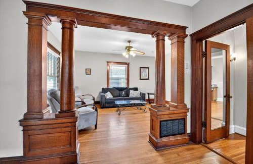 Dahlman Casa | Historic Omaha Manor DT Near Zoo and Pool Table