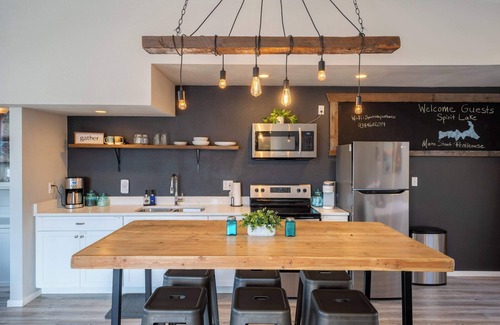 Spirit Lake Apartamento | Downtown Spirit Lake’s Only Rooftop Haven