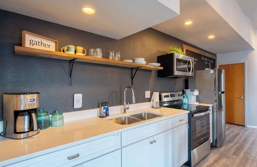 Spirit Lake Apartamento | Downtown Spirit Lake’s Only Rooftop Haven