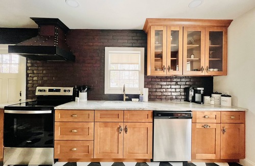 Murfreesboro Casa | Historic Speakeasy+Downtown Murfressboro+Hot Tub