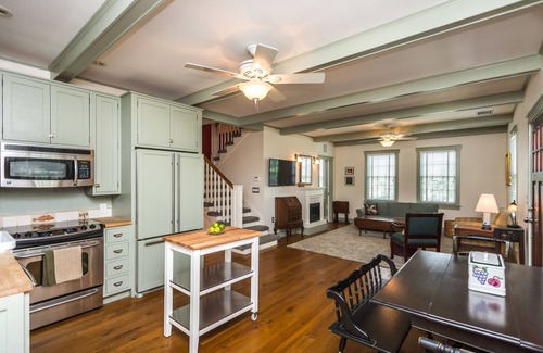 Historic Old Northeast Cabaña | Histórico, Sunny Cottage - A pie de parques frente al mar y del centro