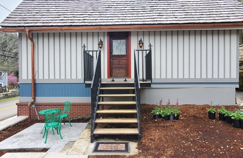 Eureka Springs Historic District Casa | HIstoric Tiny House - Down on Main Street!