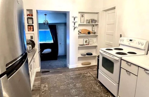 Valier Casa | Historic Valier Lodge near Lake Francis