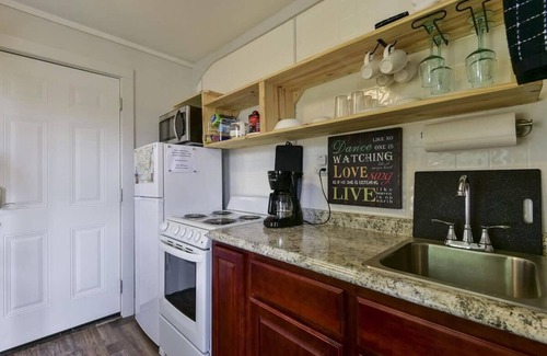 Rockaway Beach Casa | Historic Water's Edge Cottage 6