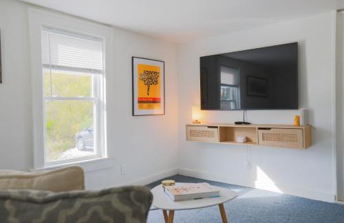 Winooski Apartamento | Historic Winooski Apartment - Steps from Downtown - Pet Friendly