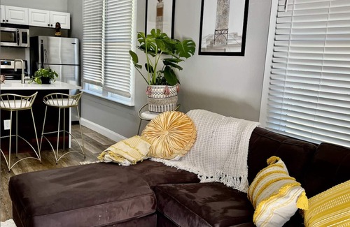 Ybor City Casa | Historic Ybor City 1 Bedroom "Golden Hen" with HUGE hot tub!