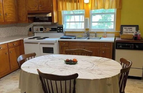 West Union Otro | Historical farm house on beautiful pasture land