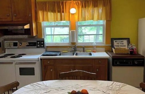 West Union Otro | Historical farm house on beautiful pasture land