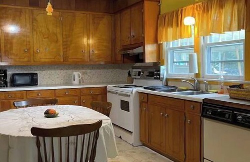 West Union Otro | Historical farm house on beautiful pasture land