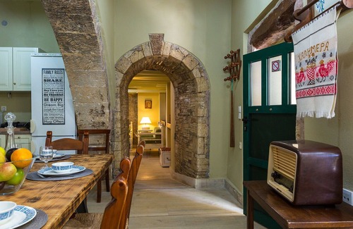 Zouridi Villa | Casa histórica de piedra en un pueblo tranquilo y tranquilo con un hermoso jardín