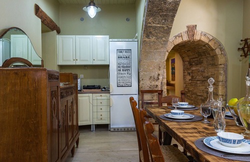 Zouridi Villa | Casa histórica de piedra en un pueblo tranquilo y tranquilo con un hermoso jardín
