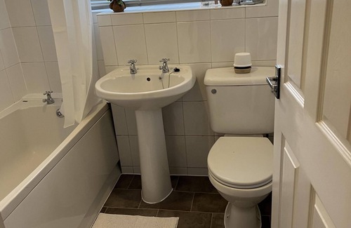 Kettering Casa | Hive Stays, Sleeps 3, Free Parking, Wifi, Smart Tv