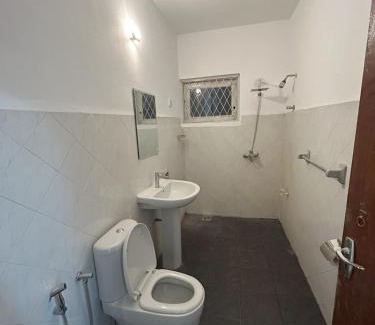 Handessa Casa | HnM Kandy - Peradeniya Small Apartment with a luxury bed, kitchen, living area, attached washroom