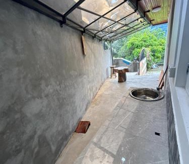 Handessa Casa | HnM Kandy - Peradeniya Small Apartment with a luxury bed, kitchen, living area, attached washroom