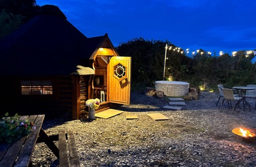 Dwyran Cabina | Hobbit Haven Hot Tub and Countryside Bliss