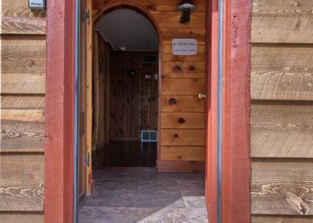 Custer Casa | Hobbit Hole Cathedral Spires View BHBungalows #3