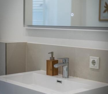 Wiesbaden Apartamento | Hochwertige Altbauwohnung im modernen Stil in Wiesbaden - Küche - Terrasse - WLAN - Zentral