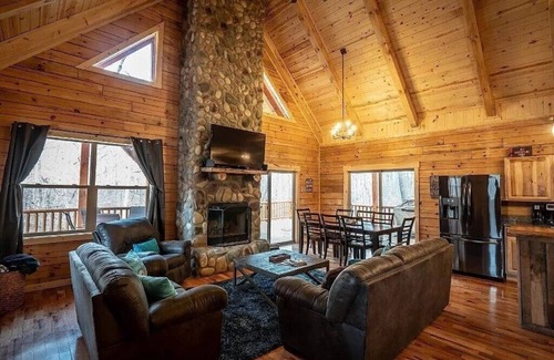 South Bloomingville Cabina | Hocking Hills Paradise! 🌿 Hot Tub ~ Near Caves ~ WiFi ~ Serene, Secluded 🌿