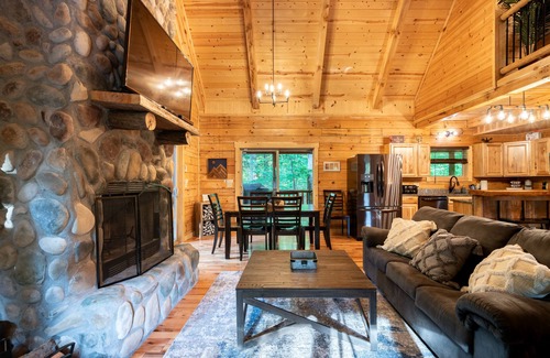 South Bloomingville Cabina | Hocking Hills Paradise! 🌿 Hot Tub ~ Near Caves ~ WiFi ~ Serene, Secluded 🌿