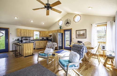 McArthur Cabina | Hocking Hills Chubby Frog Cabin: Game Room, Hot Tub, Fire Pit & Private Hiking!